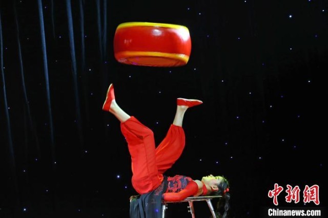 2月16日，江西南昌，杂技少年在节目中进行蹬技表演。　刘占昆 摄