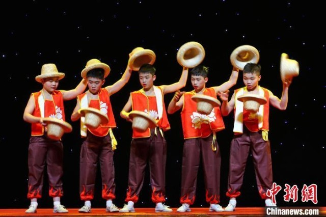 来自江西省杂技团杂技班的杂技少年在《我们都是向阳花》节目中表演花式草帽。　刘占昆 摄