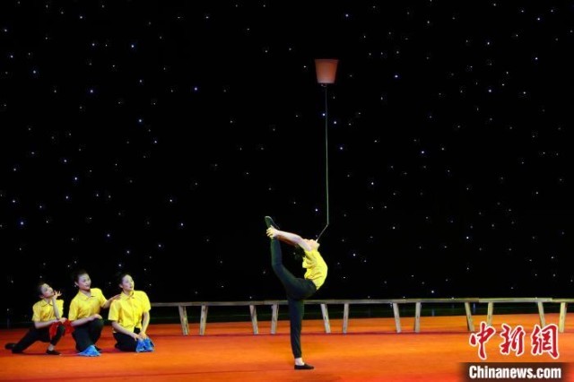 2月16日，江西南昌，杂技少年在《今天我值日》节目中表演顶技。　刘占昆 摄
