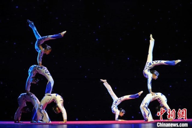 2月16日，江西南昌，杂技少年在《又见青花瓷》节目中表演柔术。　刘占昆 摄