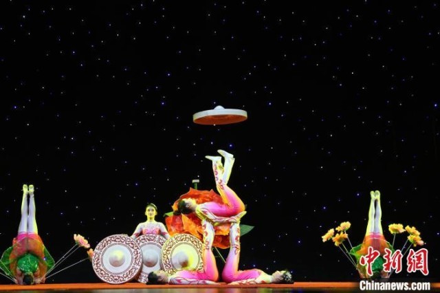 2月16日，江西南昌，杂技少年在节目中表演转碟、蹬技。　刘占昆 摄