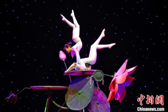 2月16日，江西南昌，杂技少年在《小荷才露尖尖角》节目中表演软功。　刘占昆 摄