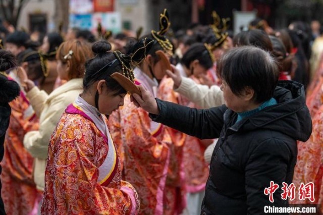 家长为女子整理发型。　刘忠俊 摄