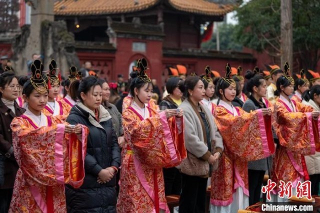 家长与孩子们一起参与成人礼活动。　刘忠俊 摄
