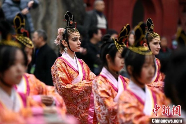 海外学子现场体验中国传统文化成人礼活动。　刘忠俊 摄