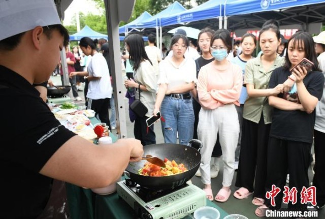 重庆一高校举办厨神争霸赛大学生校园秀厨艺引围观