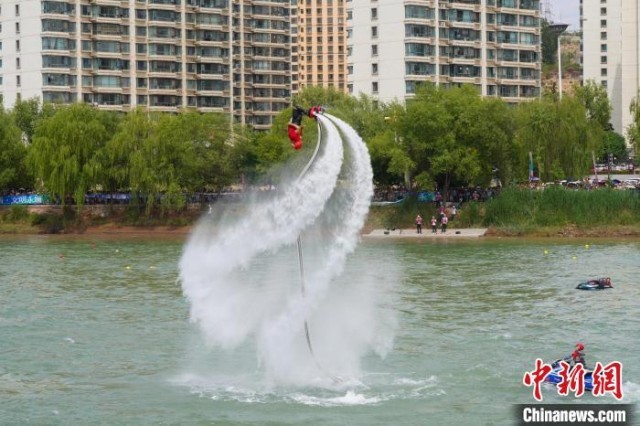 图为开幕式上的水上表演。　中国龙舟公开赛(甘肃·永靖站)组委会供图