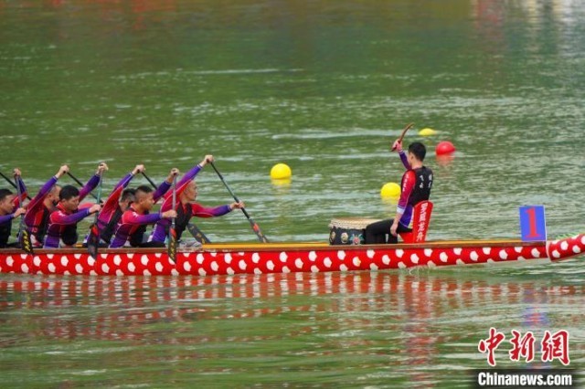 参赛代表队蓄势待发。　中国龙舟公开赛(甘肃·永靖站)组委会供图