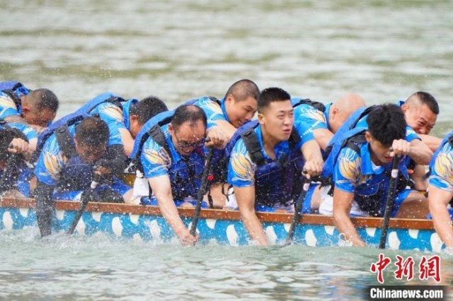 来自全国24支代表队600余名运动健儿在黄河上奋力挥桨。图为代表队在比赛中。　中国龙舟公开赛(甘肃·永靖站)组委会供图