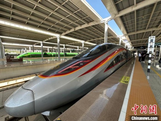 探访新型复兴号动车组列车：体验“智能”与“速度”