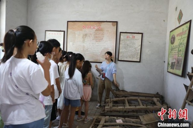 河北冀州学生体验手织布感受传统非遗魅力
