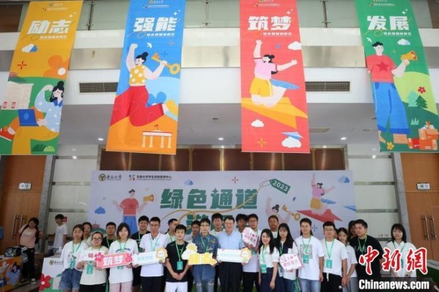 东南大学4117名本科新生报到“轮椅男孩”圆梦校园