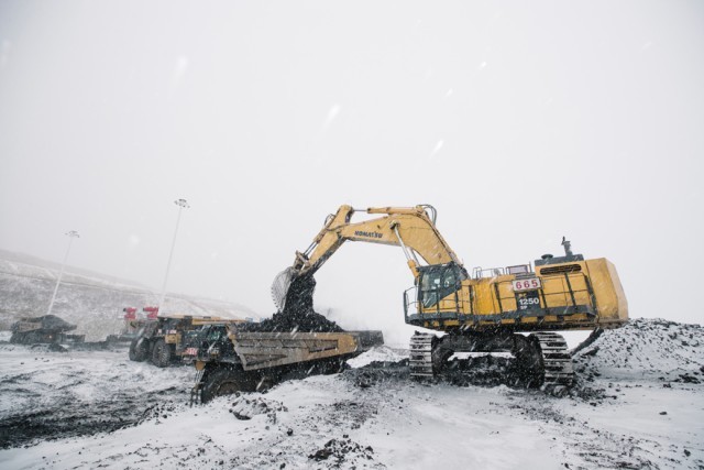 国家电投内蒙古公司所属南露天煤矿308斗轮堆取料机正在进行取料作业，保证能源保供“不断档”。赵旺摄