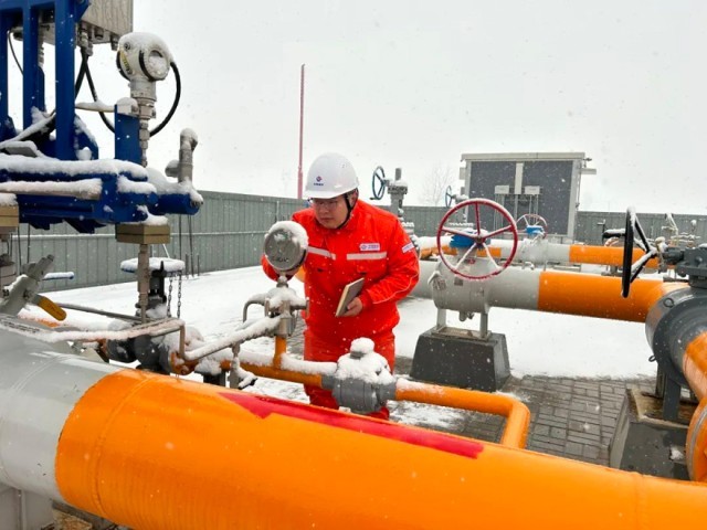 中联公司工作人员检查神安煤层气管道出站压力参数，夯实能源保供“底气”。受访者供图