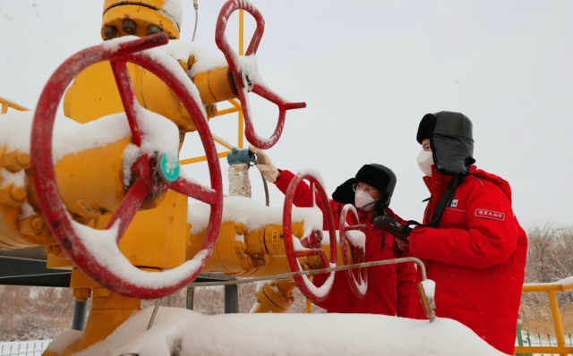 中国石油塔里木油田油气场站工作人员加强巡检，保证油气装置正常生产运行。陈梦羽摄