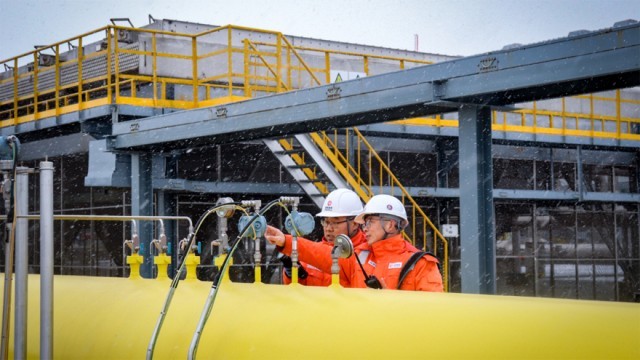 国家管网集团陕京管道榆林作业区员工加密巡检，确保天然气管网安全平稳运行。受访者供图