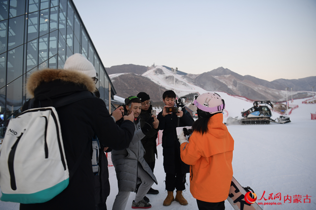 采访团在马鬃山滑雪场进行采访。王劭凯摄