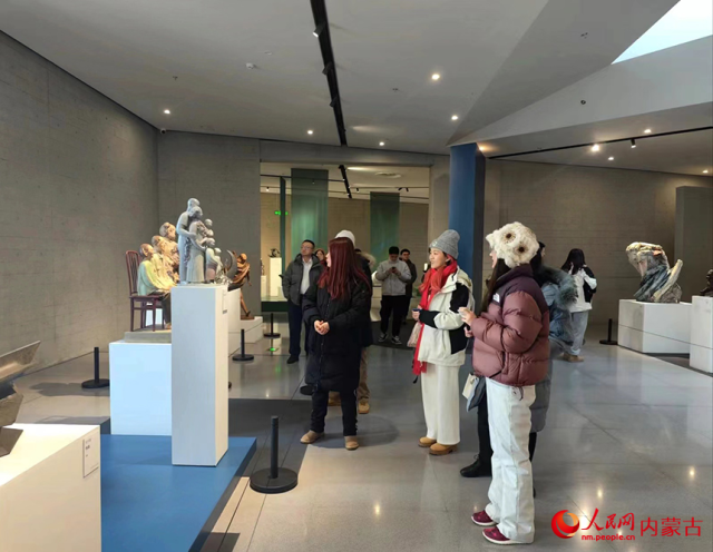 采访团走进呼和浩特雕塑艺术馆。人民网记者 赵梦月摄