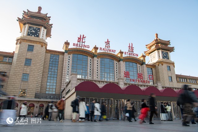 1月26日是2024年春运首日，在北京站广场，来往的旅客川流不息。人民网记者 翁奇羽摄