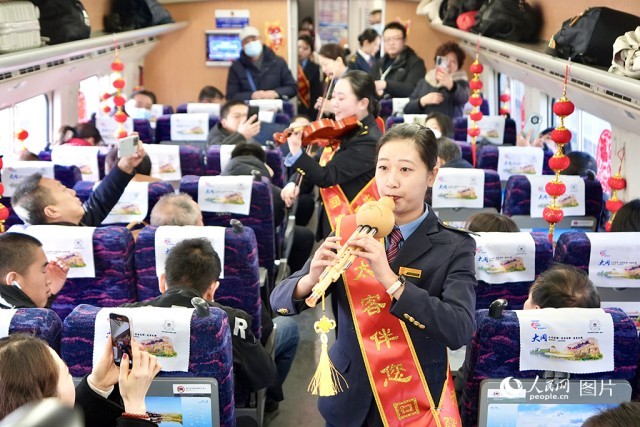 1月26日，春运首日，太原铁路局在D2513次列车上举行“快闪”活动5。人民网 卢鹏宇摄