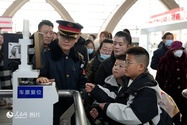 1月26日，旅客在银川市火车站乘坐火车开启自己的旅途。当天，2024年春运正式启动，自1月26日至3月5日，为期40天。人民网记者 阎梦婕摄