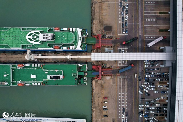 1月26日，海口新海港，船舶停靠在港口，等待车辆上下船。 人民网记者 孟凡盛摄