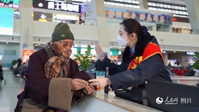 春运首日，中国铁路青藏集团公司西宁站内，工作人员解答旅客问题。人民网记者 杨启红摄