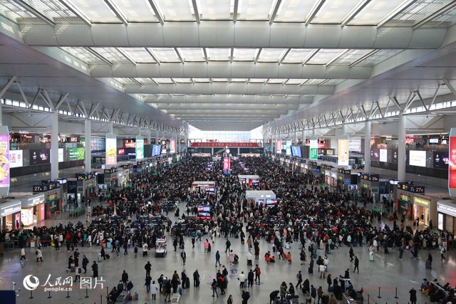 春节临近，上海各大车站、机场进入春运高峰期。1月25日下午，上海虹桥火车站人山人海。人民网记者 龚莎摄