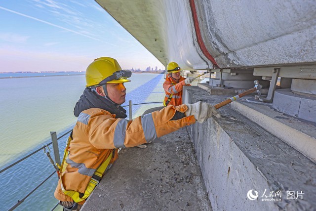 2024年1月24日，江苏苏州，高铁综合维修工正在对丹昆特大桥进行检修维护。 人民网记者 王初摄