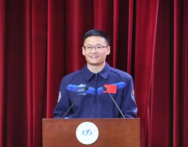 航天员桂海潮老师回校师生交流会现场。北京航空航天大学供图