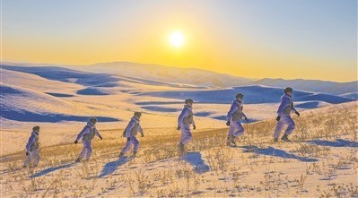 二月下旬，新疆军区某边防连组织官兵徒步巡逻。王 越摄