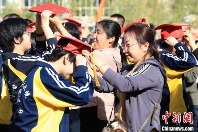 河北衡水二中举办成人礼学生集体表演手语操感恩父母