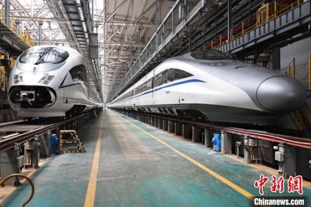 重庆：检修养护列车保障“五一”假期安全运行