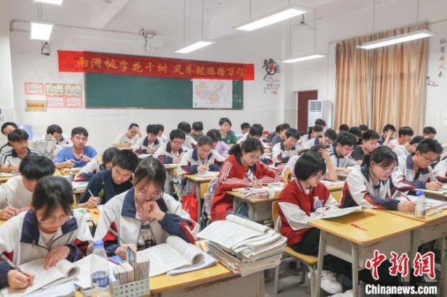 高三学子的日与夜：学习与放松兼顾沉着冷静迎高考