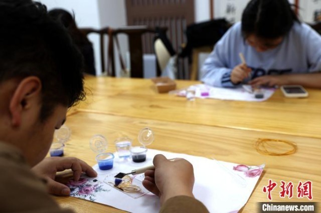 青海西宁青年夜校：年轻人夜间学艺“充电”忙