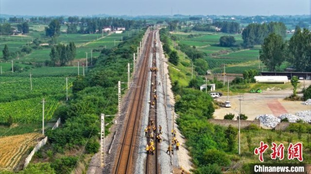 河南南阳：迎战暑运为铁路线“强筋壮骨”