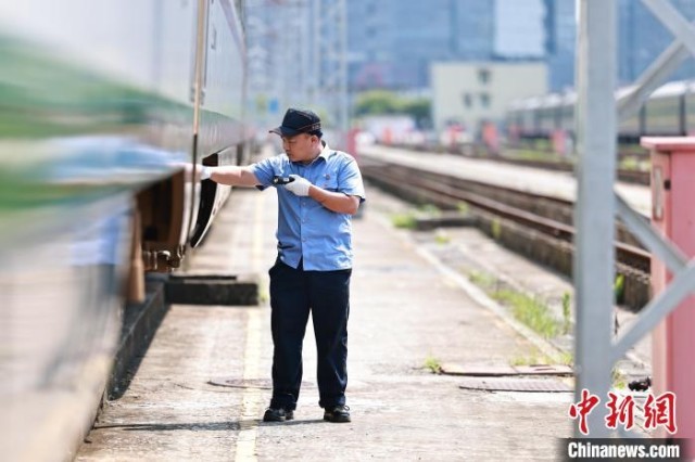 “复兴号”机械师：战高温斗酷暑为暑运保驾护航