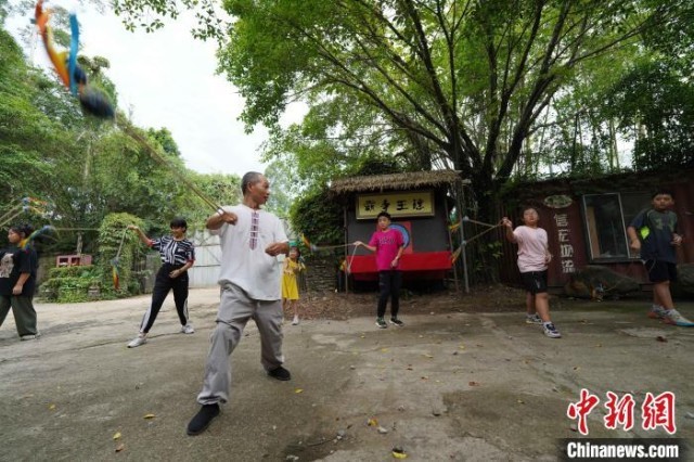 广西学生学习壮族飞镖、飞陀等“俍兵”武道过暑假