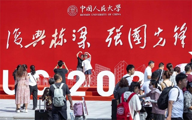 8月24日，近3000名2024级本科新生来到中国人民大学，开启求学生涯的全新旅程。校方供图