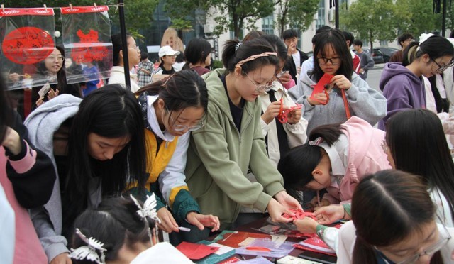 校园民俗文化节 大学生玩得停不下来