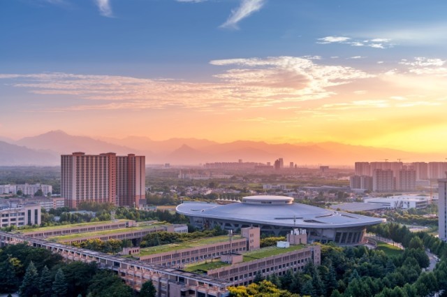 深秋时节，落日余晖下的西北大学。李康康摄