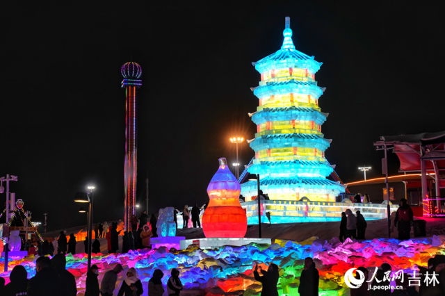 12月29日，“冰雪吉林 魅力辽源”第四届辽源冰雪季拉开帷幕，60余组冰雪雕亮相。人民网记者 李洋摄