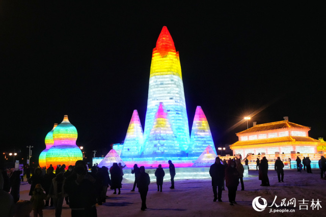 12月29日，“冰雪吉林 魅力辽源”第四届辽源冰雪季拉开帷幕，60余组冰雪雕亮相。人民网记者 李洋摄