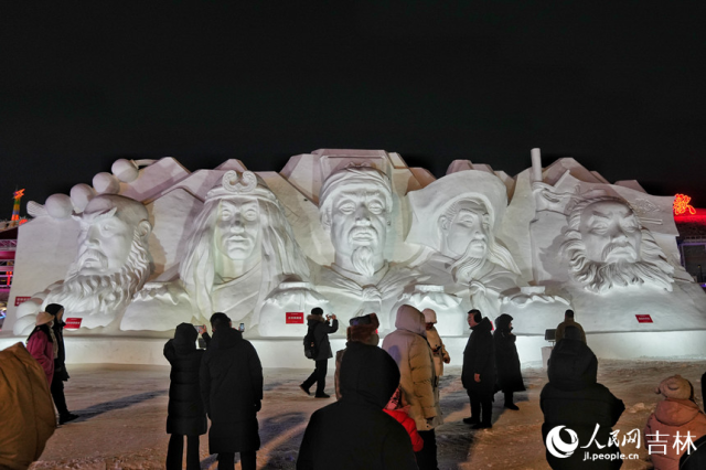 今年雪季，辽源市在冰雪雕设计中，融入了四大名著《水浒传》主题IP，为观众朋友们再现经典。人民网记者 李洋摄