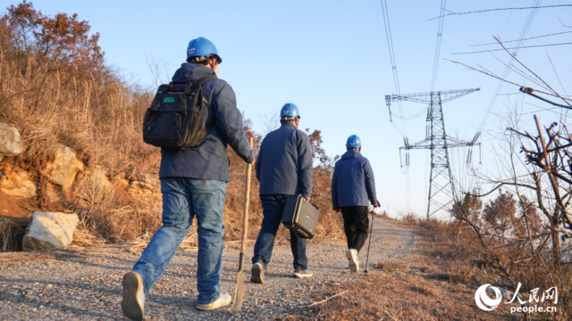 江西送变电公司输电运检分公司九江巡检站检修人员正在对线路进行巡检，保障线路稳定运行。人民网 孔文进摄