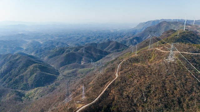 位于九江市德安县吴山镇大岭村附近的500千伏马昌线。肖德龙摄