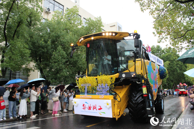 农机巡游送别毕业生