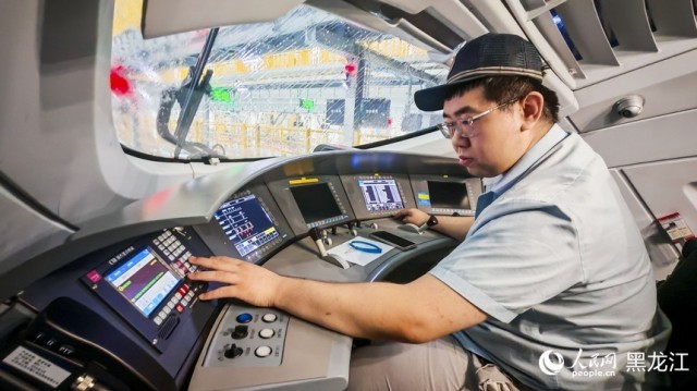 探访中国最北高铁“4S”店：“动车医生”来“体检”