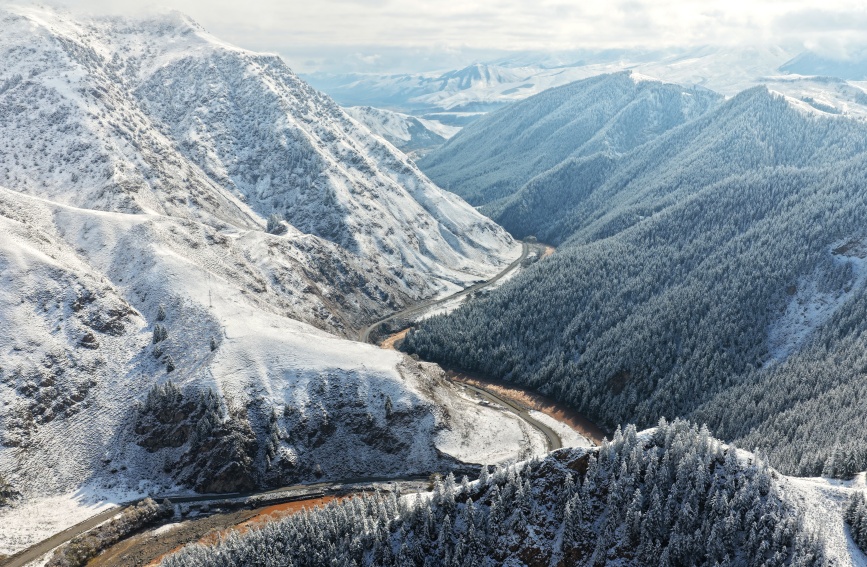 秋雪遇祁连。安雪姣摄