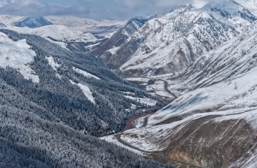 雪后的祁连山。安雪姣摄